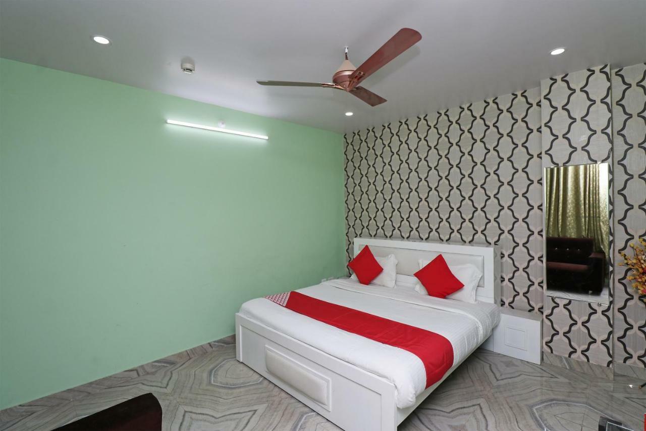 Oyo 35852 The Majestic And Banquet 3* Lucknow